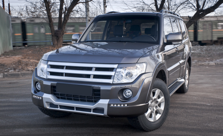 Накладка (юбка) переднего бампера "Broomer Design" (Без ДХЛ) для Mitsubishi Pajero IV (2006-2015) купить недорого с доставкой в Пенза